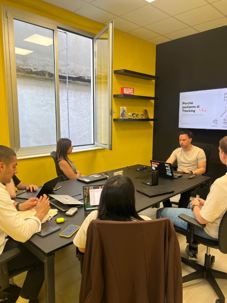 Mattia Minafo mentre tiene un workshop in azienda